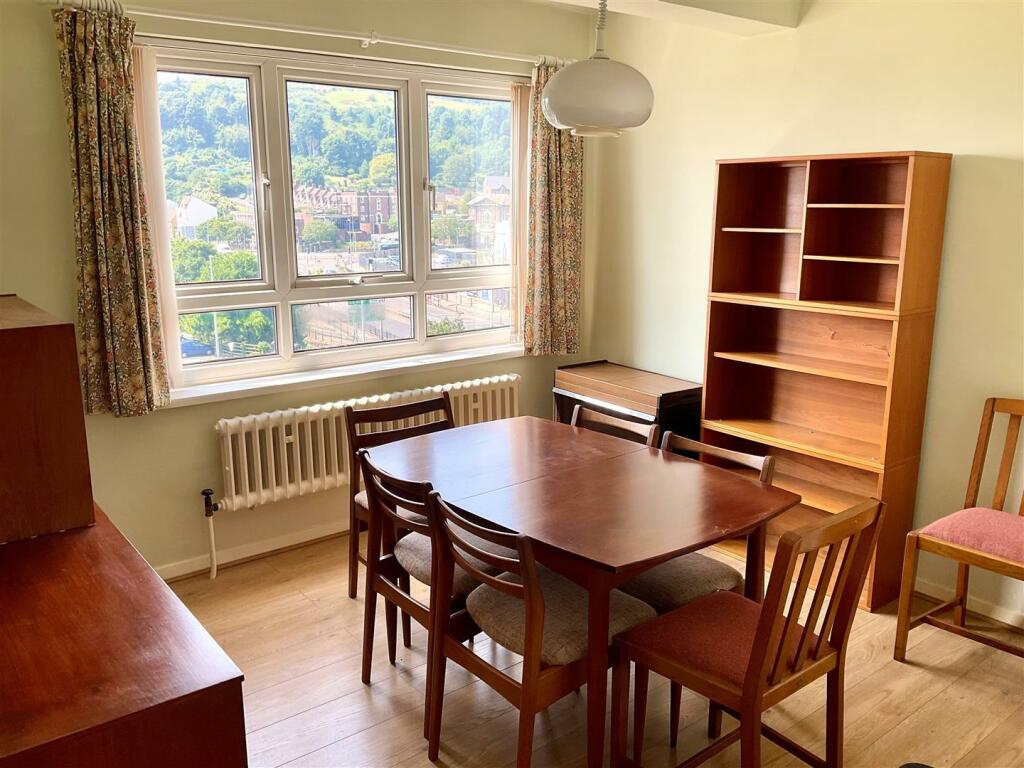 dining room pic2.jpg