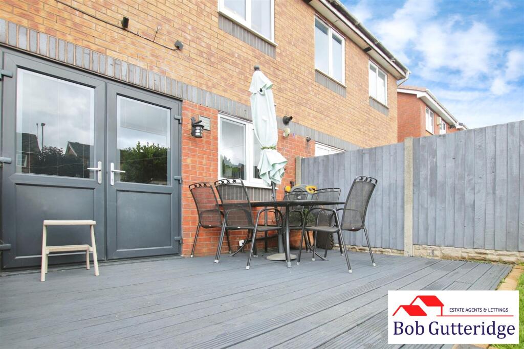 ENCLOSED REAR GARDEN