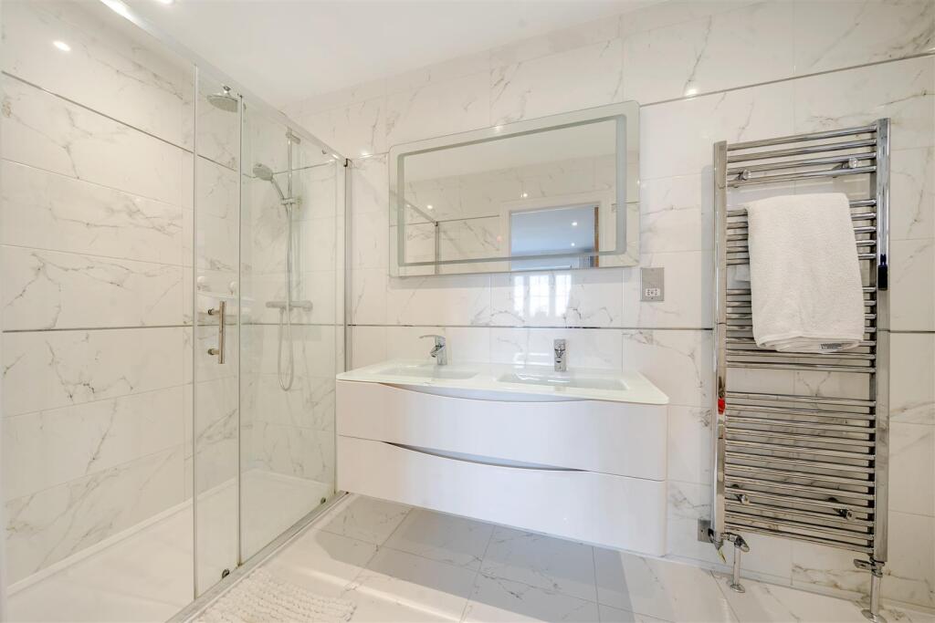 En Suite Shower Room: