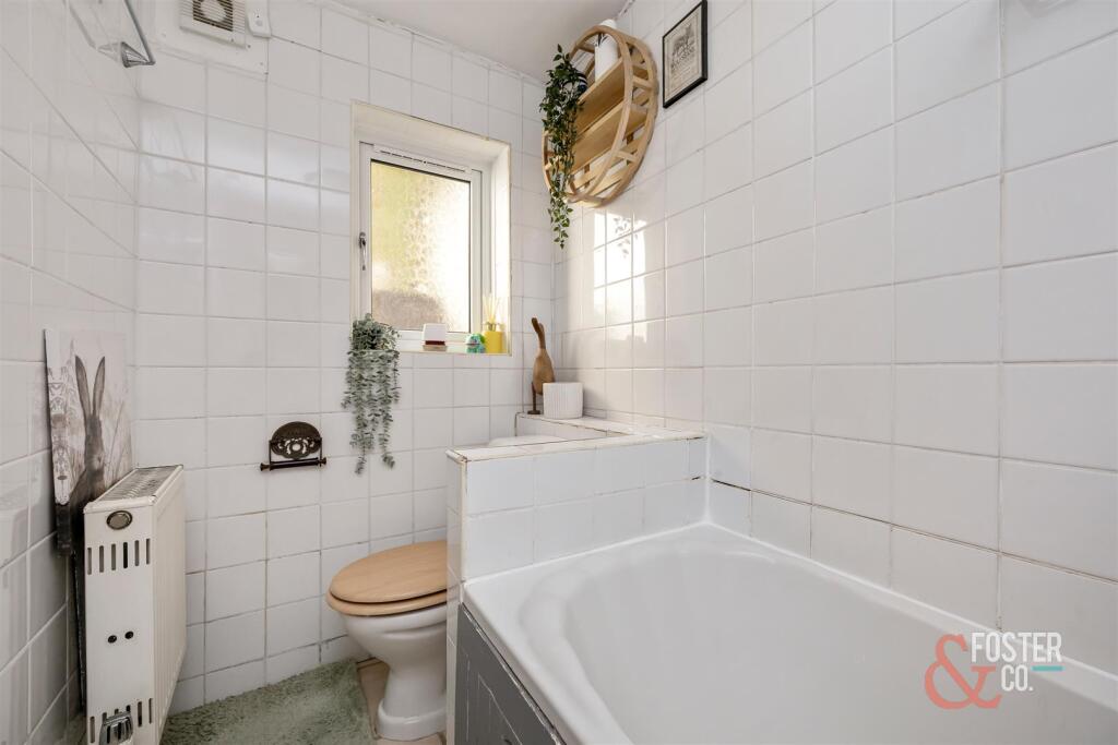 York Road 34, Basement Flat-017.JPG