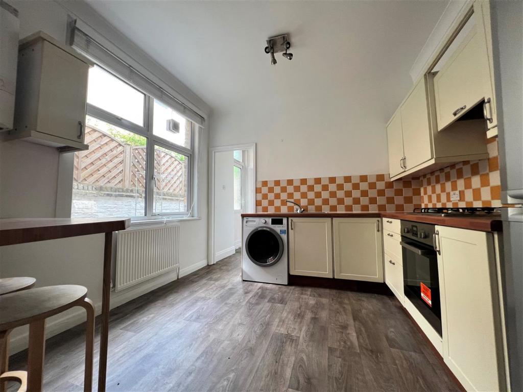 Kitchen 1.jpg