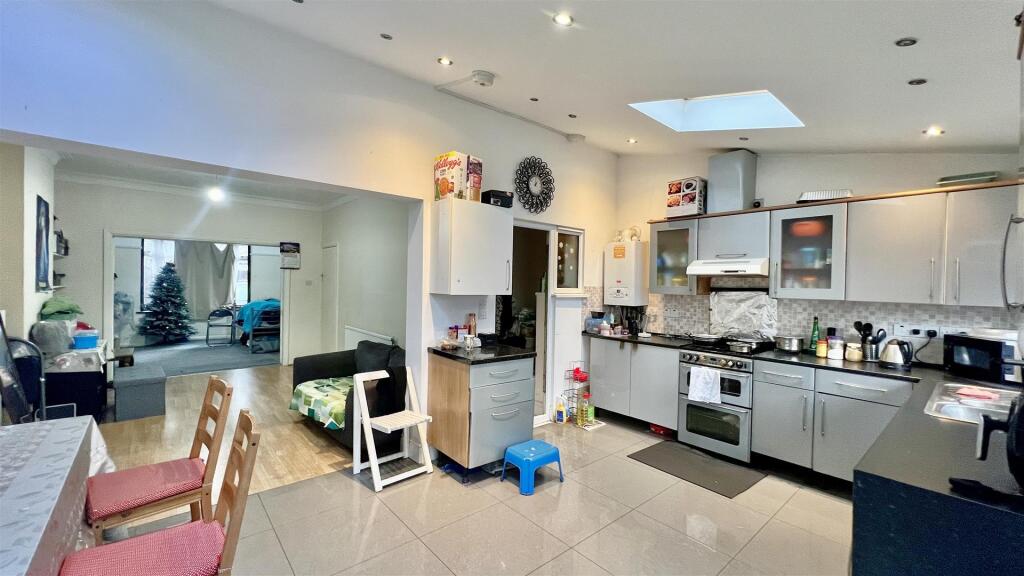 Station Road, Hounslow, TW3