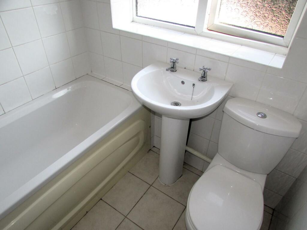 AsshetonRd79bath1.JPG