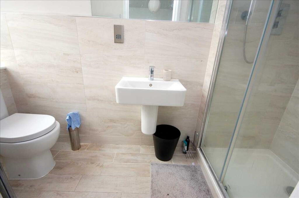 EN-SUITE SHOWER ROOM