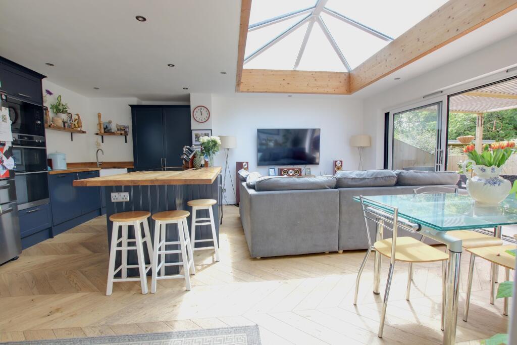 KITCHEN/DINER/FAMILY ROOM
