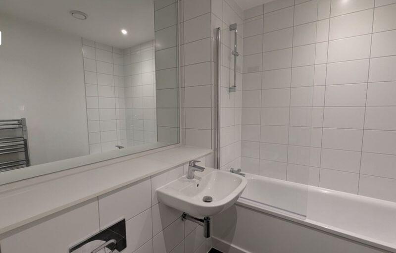 10206 bathroom 2.jpg