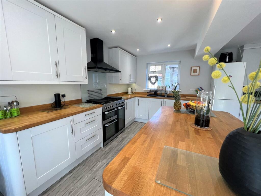 Kitchen 3.JPG