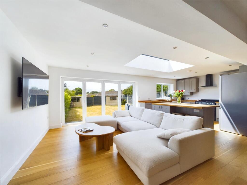 OPEN PLAN LIVING/ KITCHEN/ DINING AREA