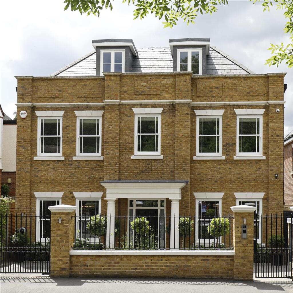 Cottenham Pk Rd 121 - Ext close.jpg