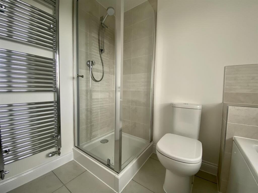 Main Bathroom (1/2)