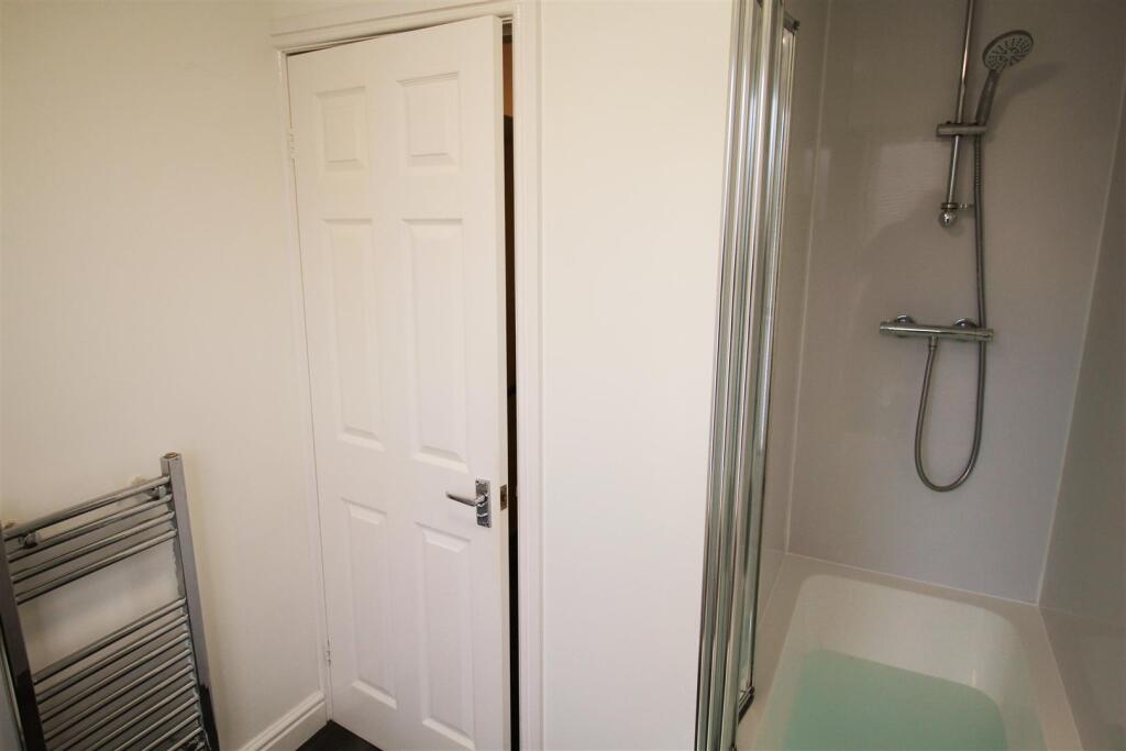 Bathroom 2.jpg