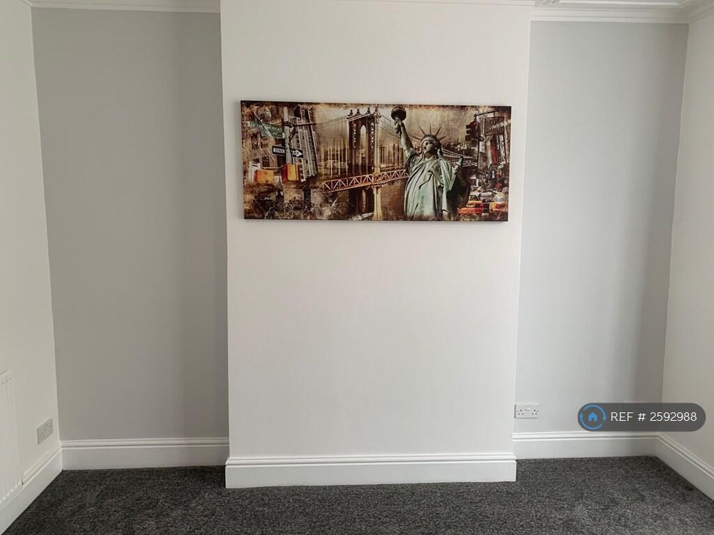 Lounge - Chimney Breast