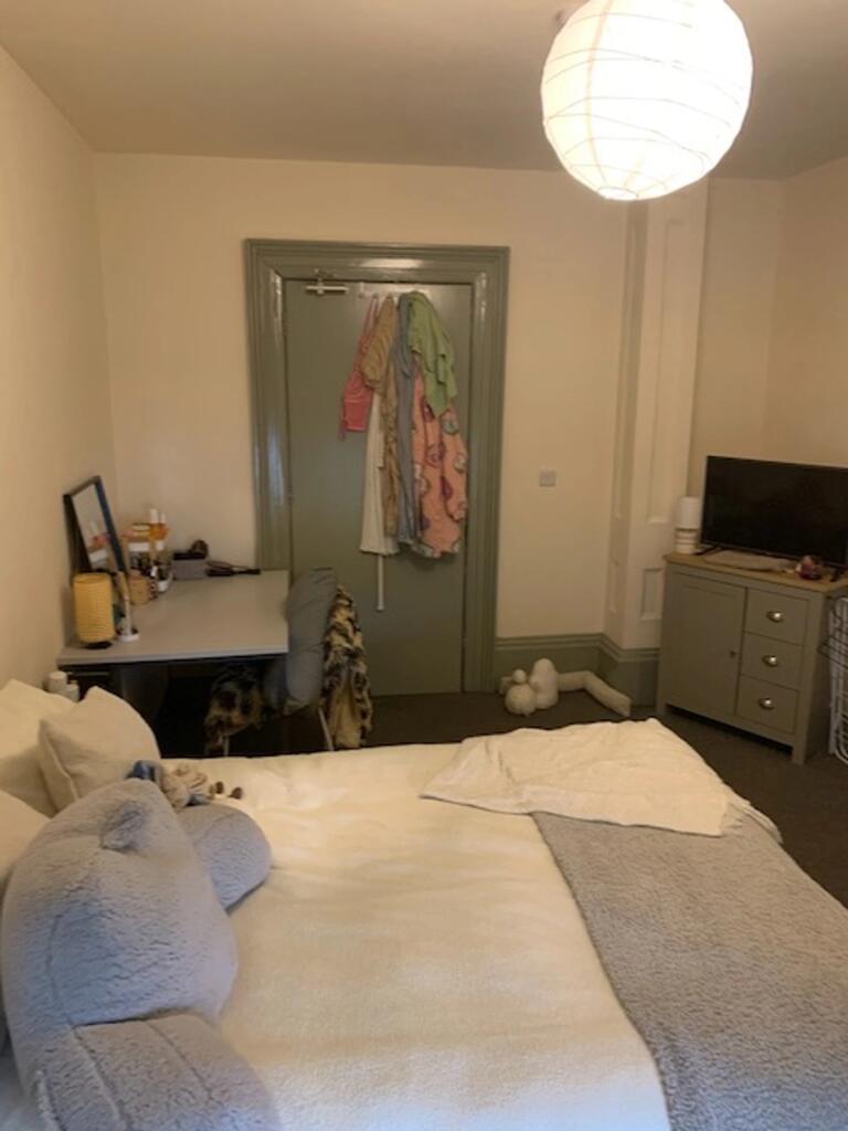 A cozy and inviting double bedroom with good li...