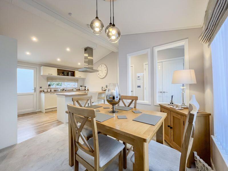 OPEN PLAN KITCHEN/DINING ROOM