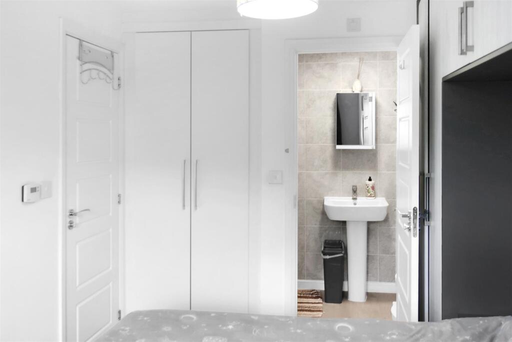 Master ensuite 1.jpg
