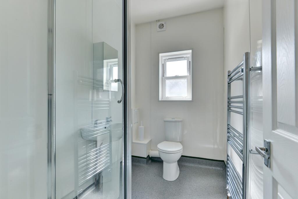 68 Whippingham Road Bathroom 3