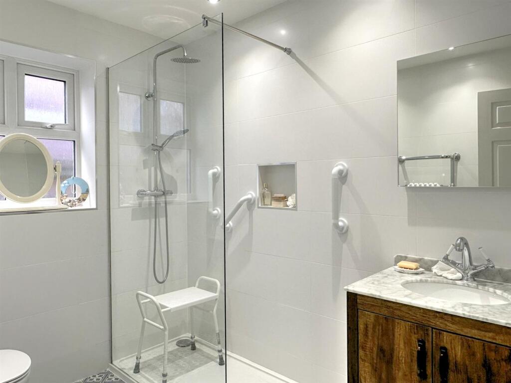 SHOWER ROOM/WC