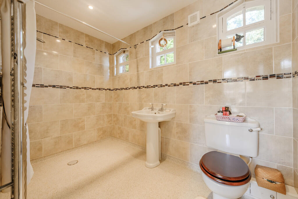 bedroom 4 wet roo...