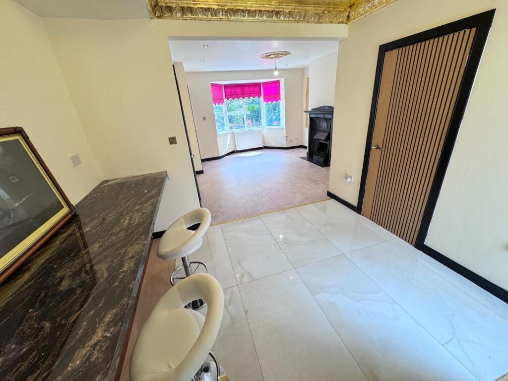 DINING/BREAKFAST ROOM