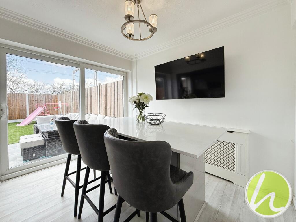 Kitchen/ Dining Room