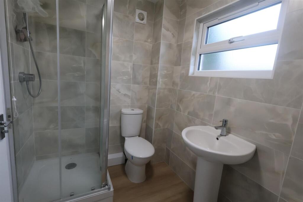 24 edgeworth bathroom.JPG