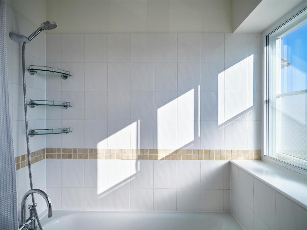 Upper Bathroom 1.jpg