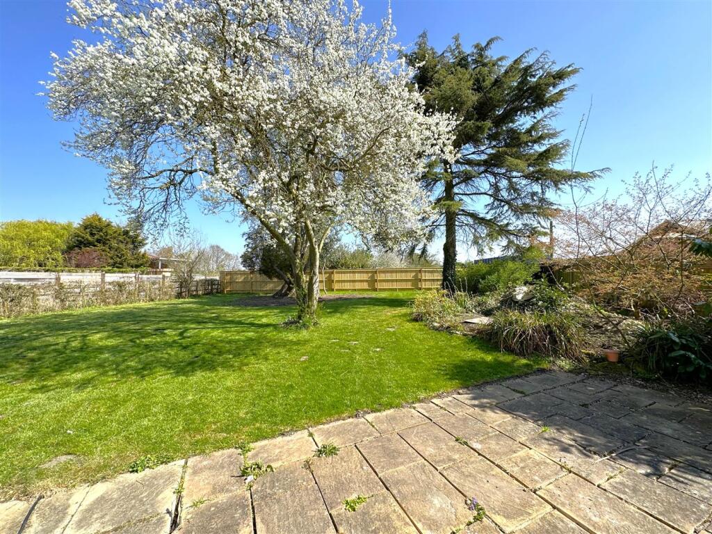 Lovely Private Garden 727