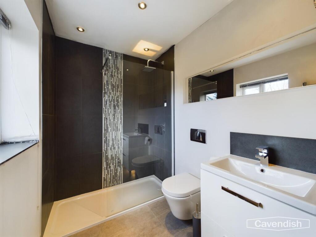 EN-SUITE SHOWER ROOM
