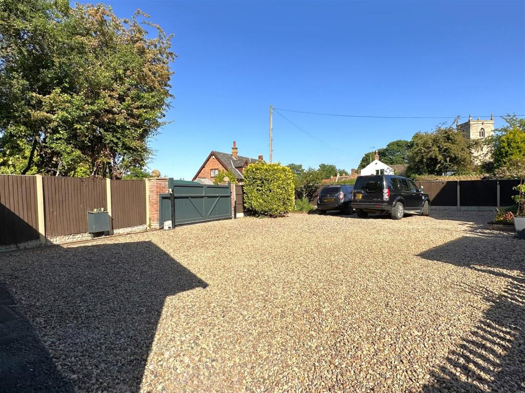 Huge Gravelled Driveway 332