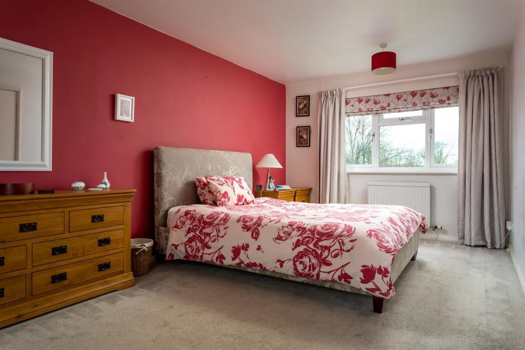 37 - New Pike House - GL7 5NA - Web.jpg
