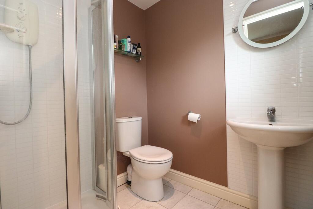 En-suite to bedroom 1 