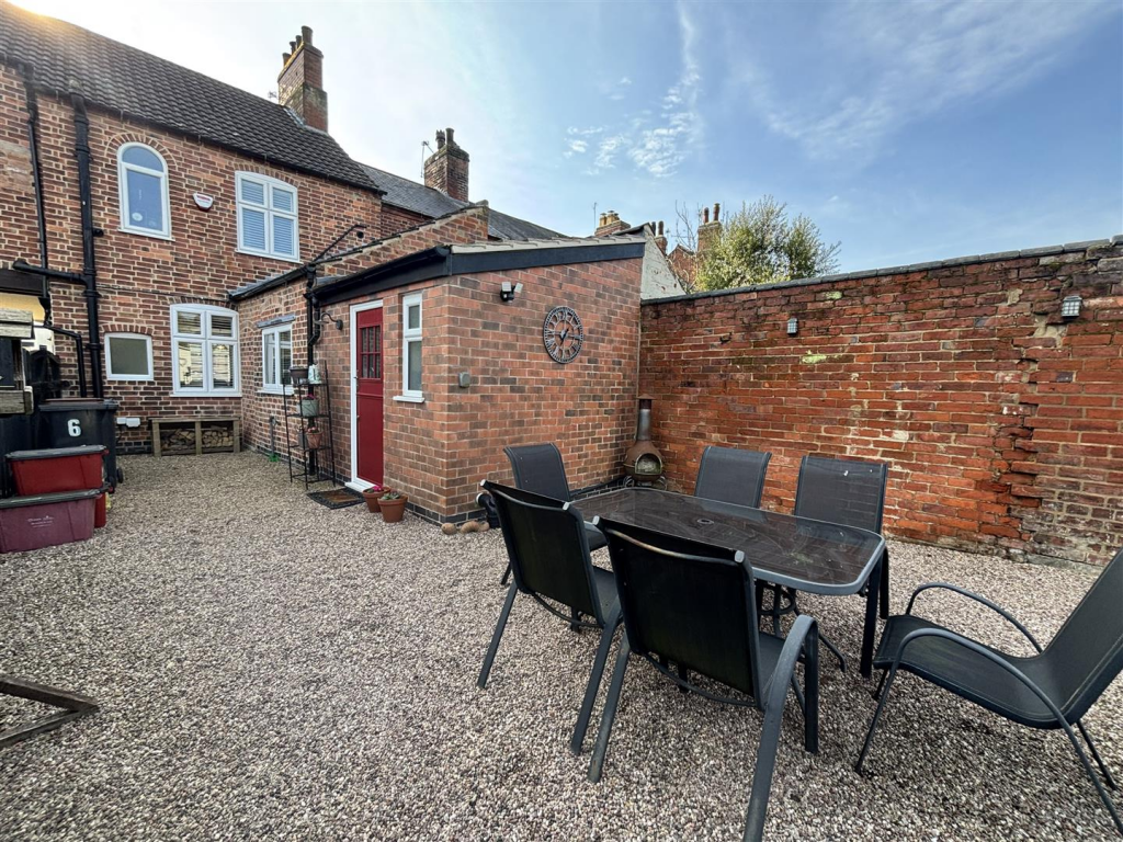 6 Avenue Road, Ashby