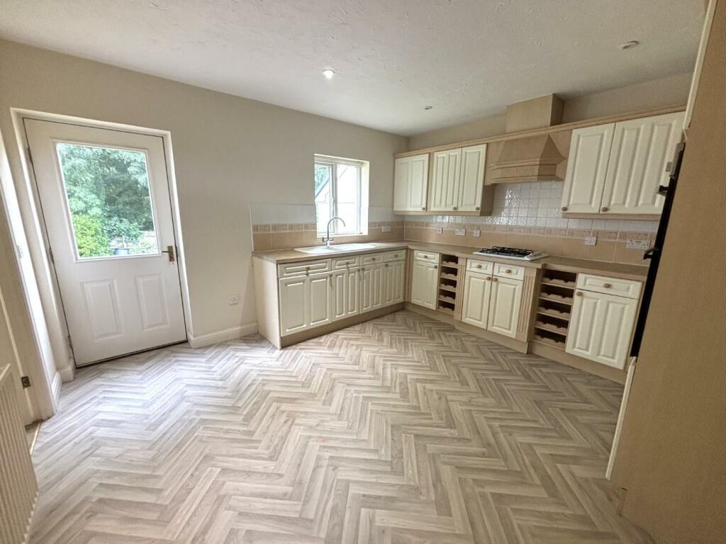 Kitchen 2.jpeg