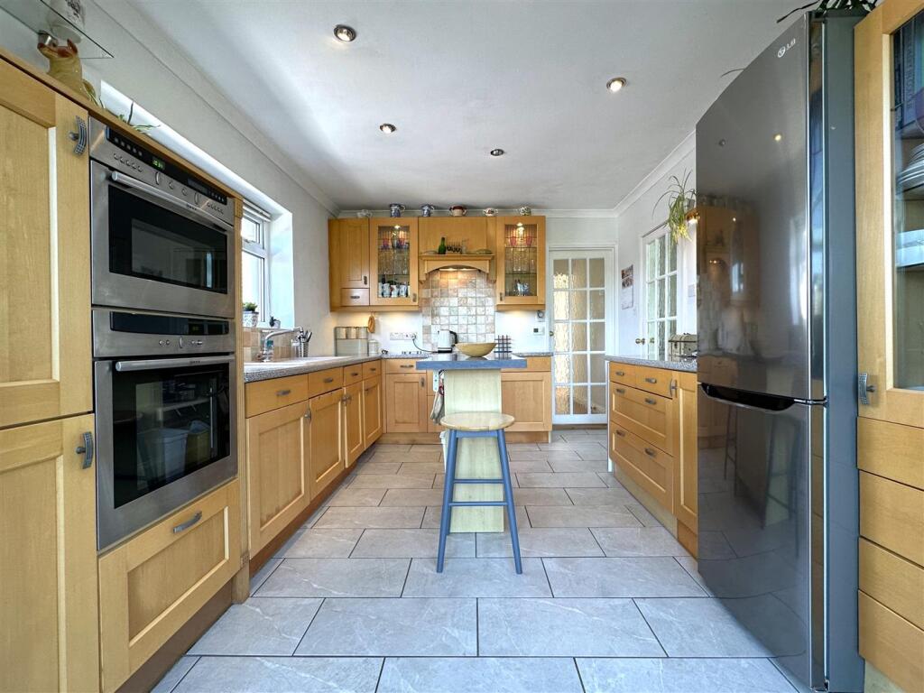Magnificent Modern Kitchen 680