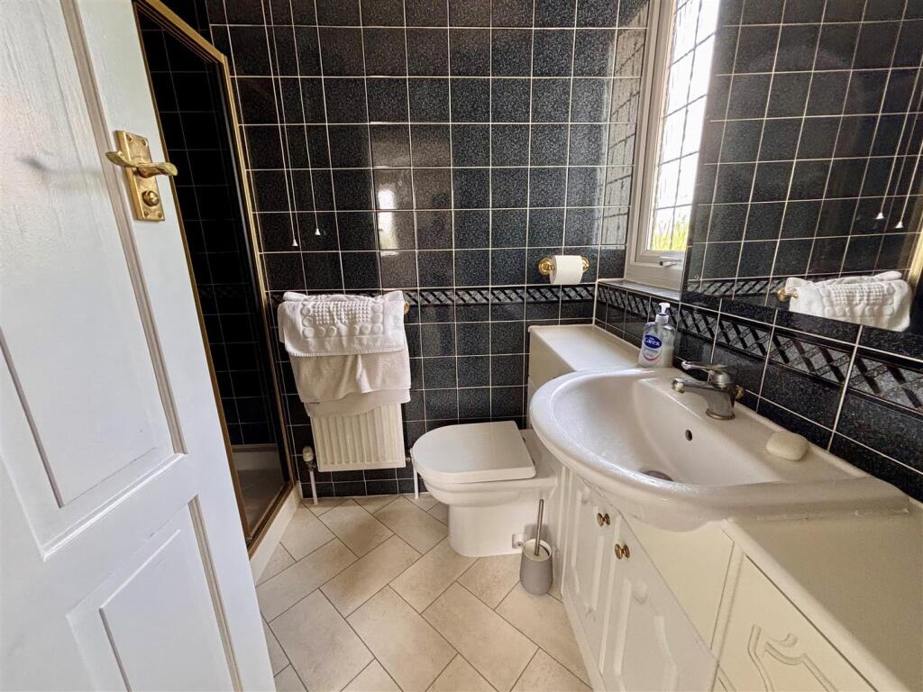ensuite.jpg