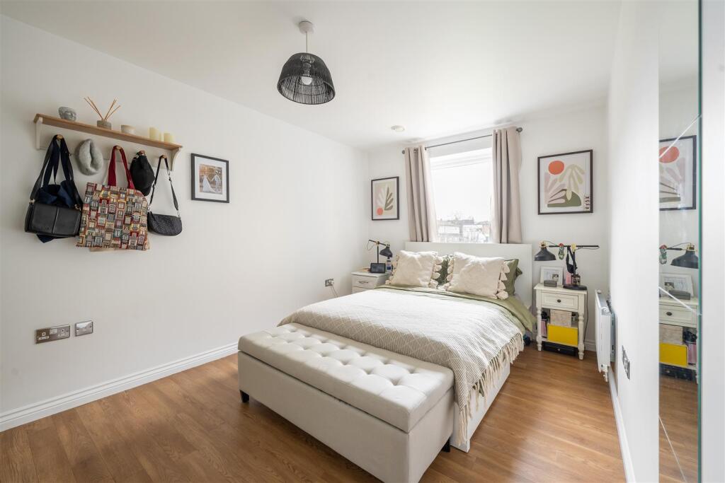 Chigwell Road, E18