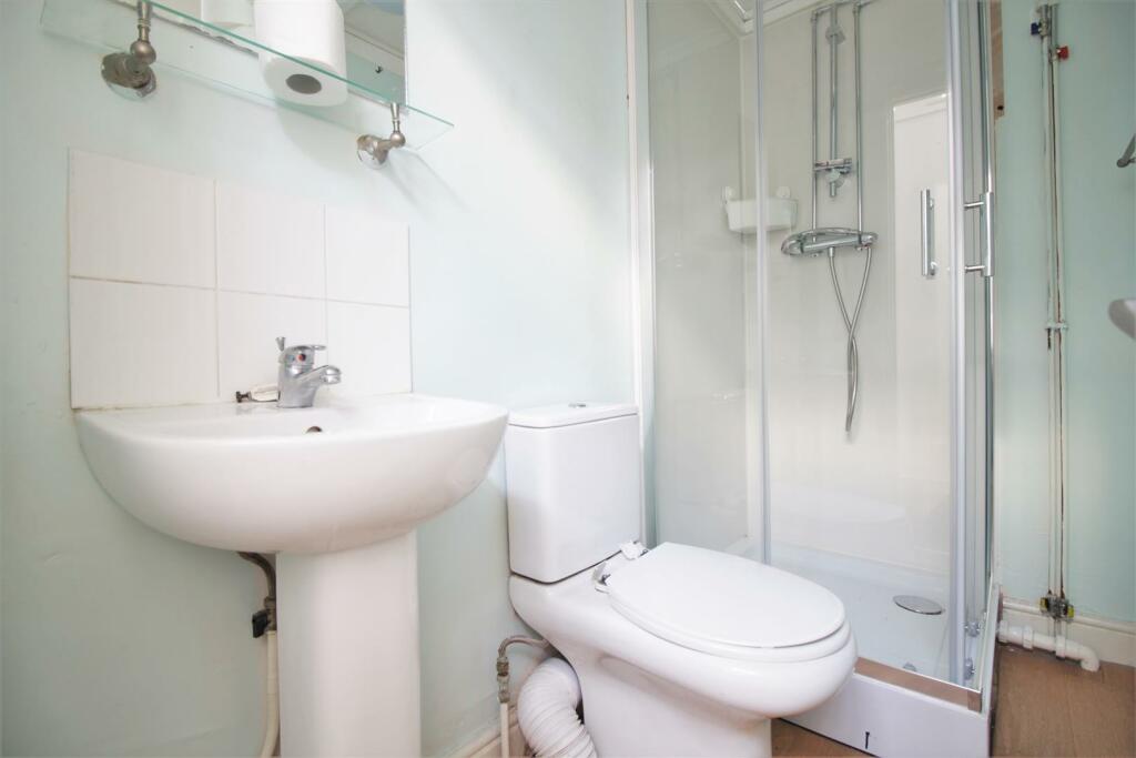 Student-accommodation-bathroom 2.JPG