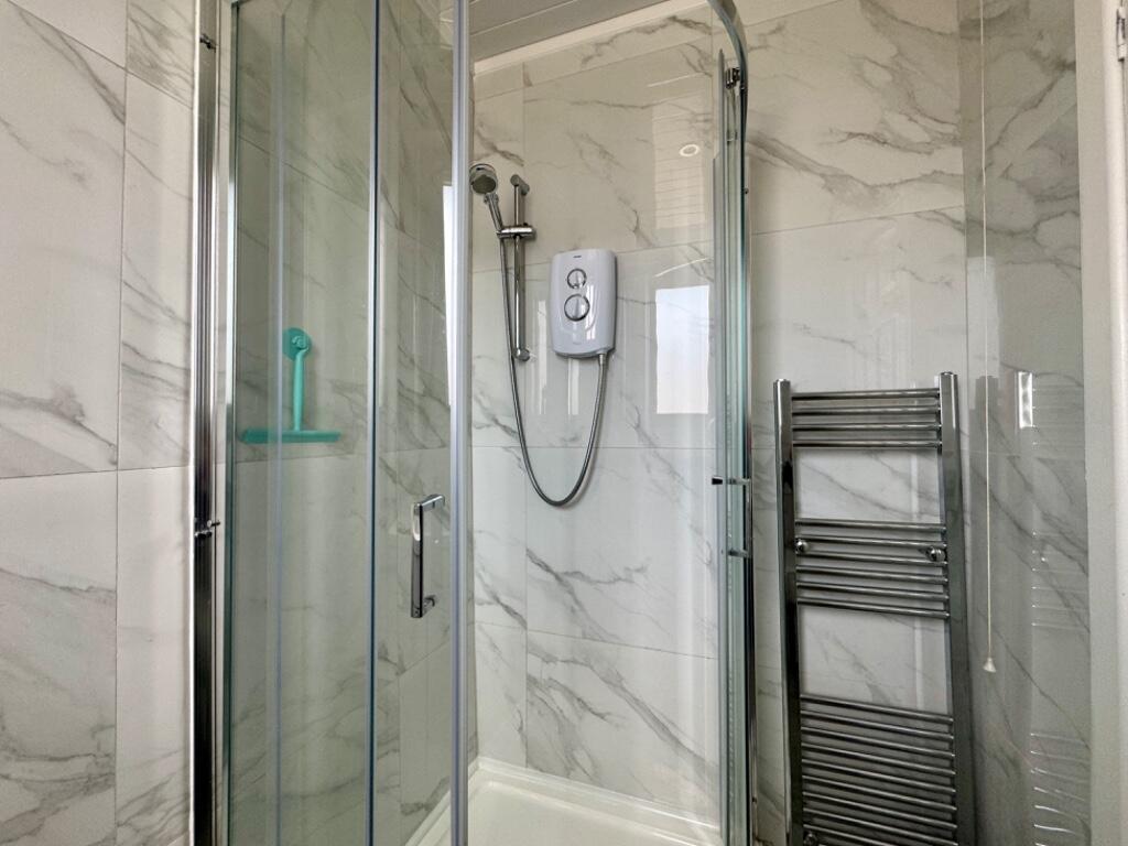 Shower room.