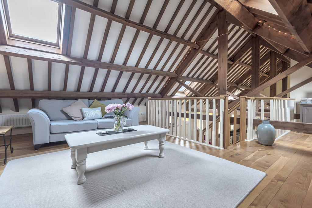 Living Room / Bed...