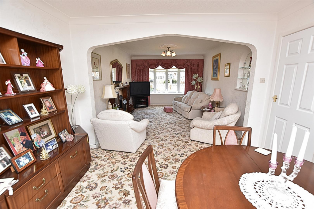 LOUNGE DINING ROOM