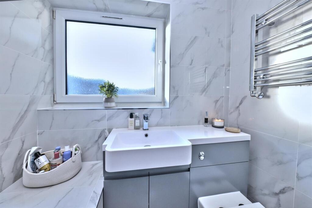 Bathroom 2.jpg