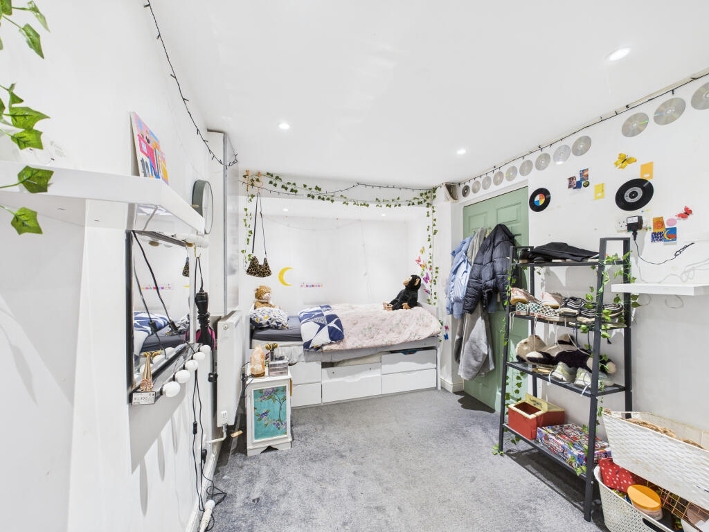 CAM01354G0-PR0601-STILL001