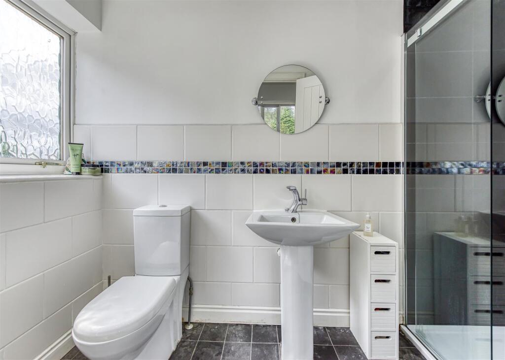 Stonegarth-En Suite (3).jpg