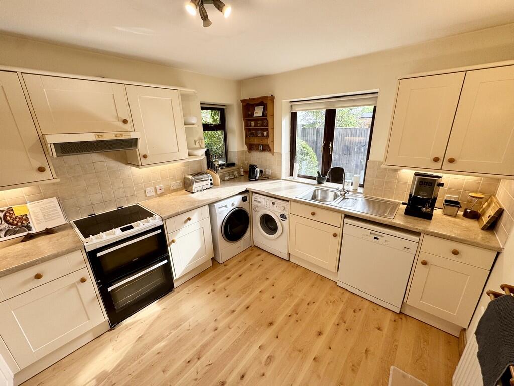 16 Little Manor G...