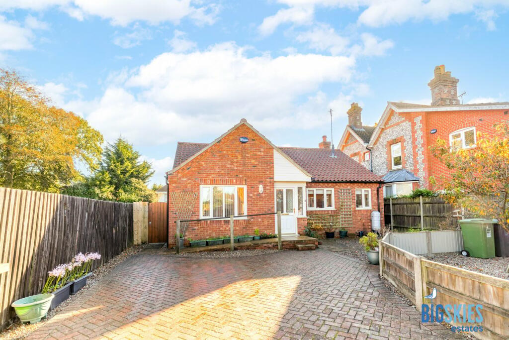 Front of property and driveway