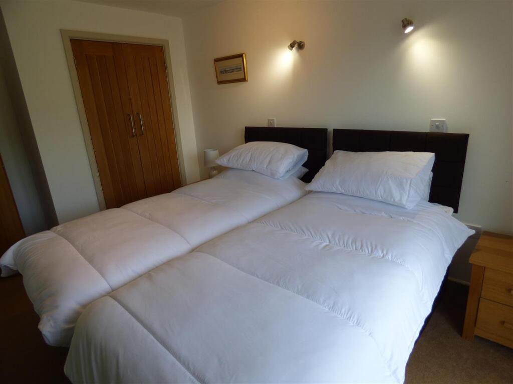 Bedroom 1 (a).JPG