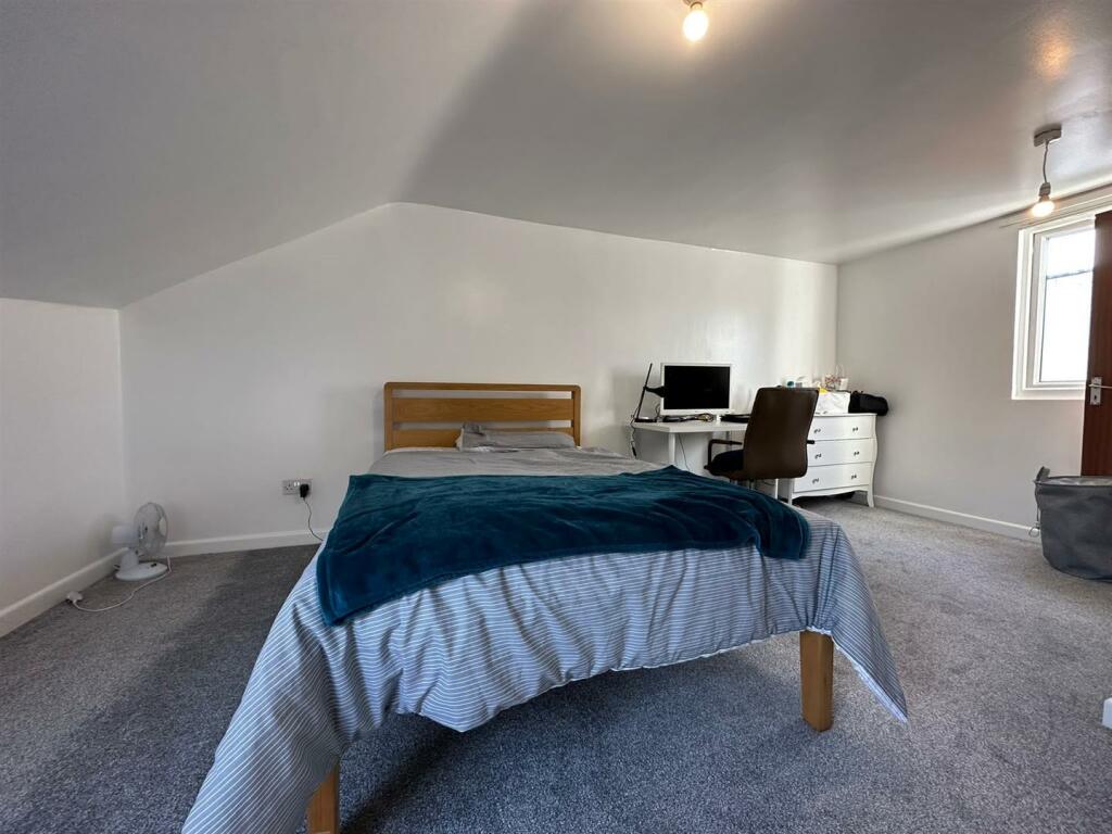 62B bedroom 3 (2).jpg