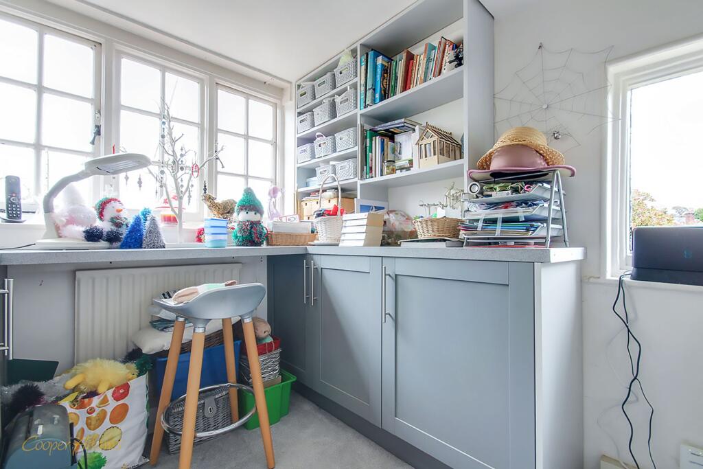 Bedroom/workroom