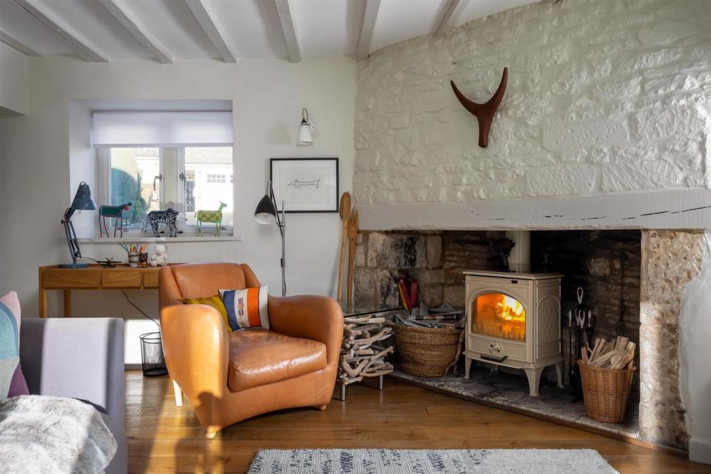 27 - Lawrence Cottage - GL54 4AG - Web.jpg
