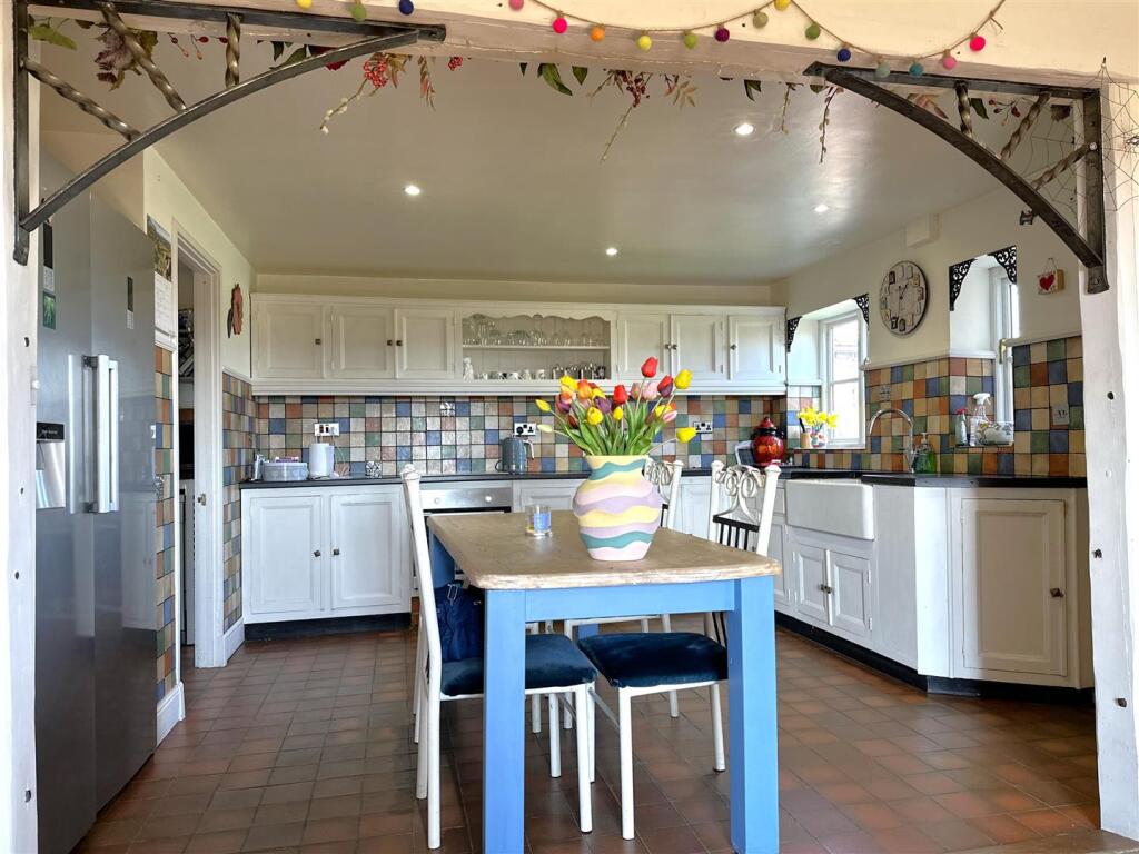 Well-Appointed Fitted Kitchen 578
